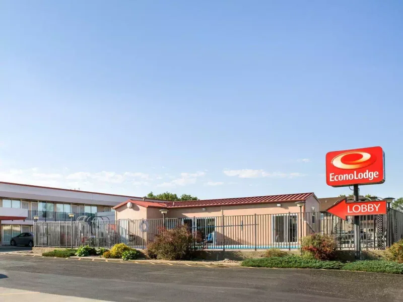 EconoLodge Wall